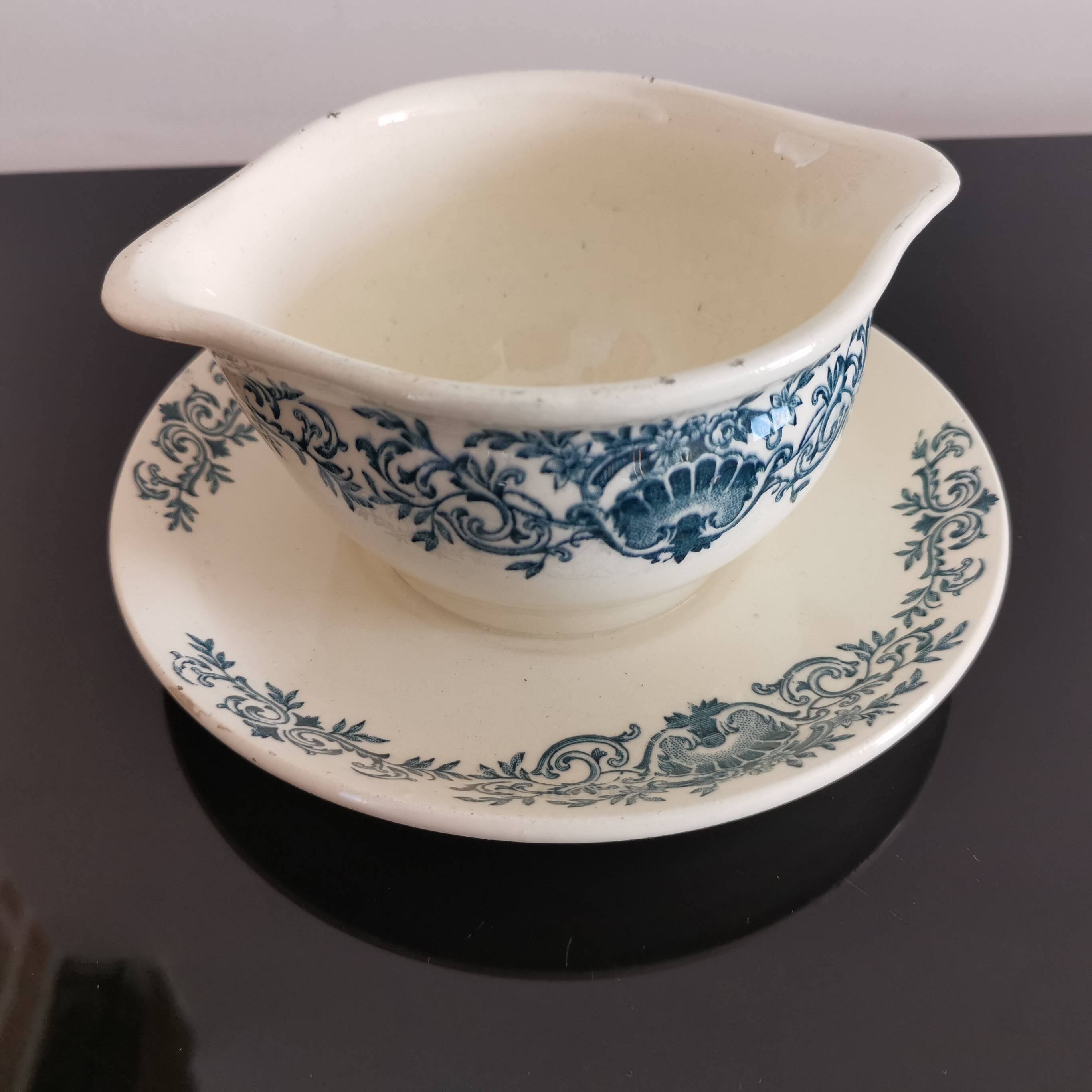 Longchamp earthenware gravy boat, Coquille decor