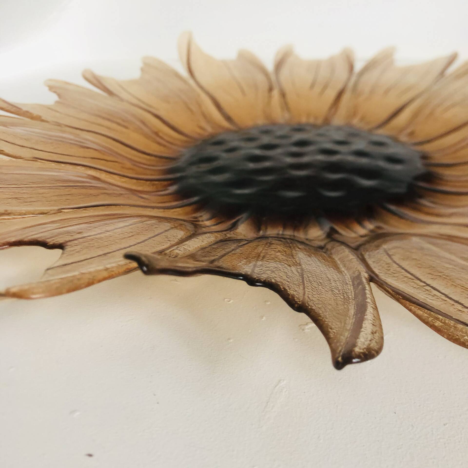 Plat tournesol en verre moulé pressé circa 1960