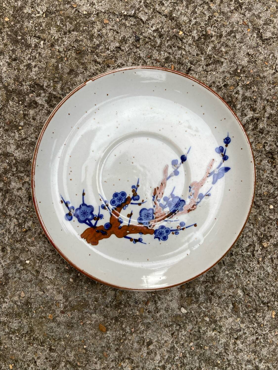 3 assiettes en grès fleuri