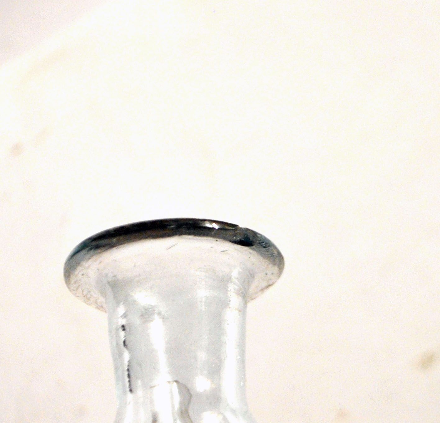 Flacon, carafe ancienne en verre bleuté