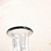 Flacon, carafe ancienne en verre bleuté