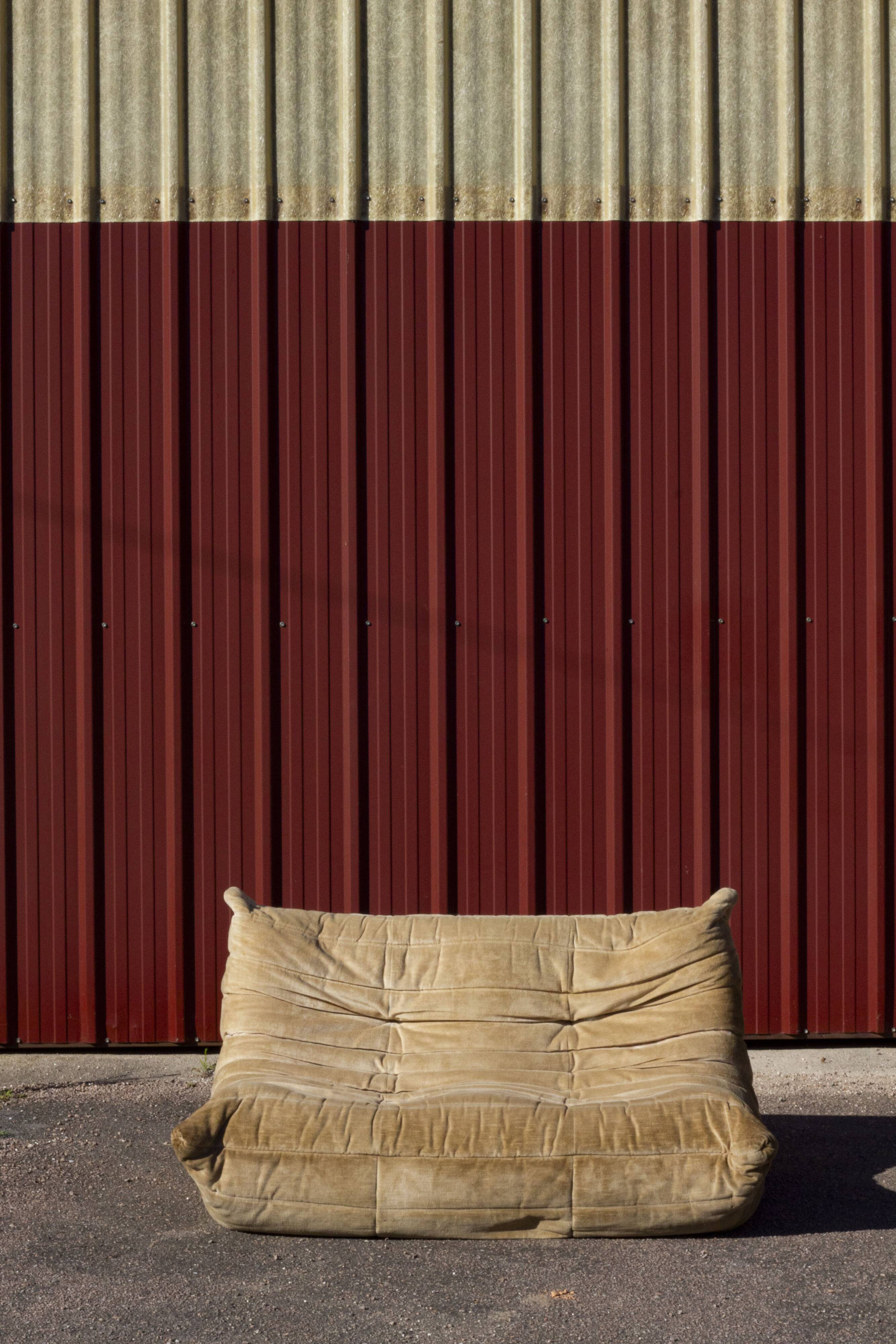 Canapé Togo 4 places en velours beige par Michel Ducaroy, Ligne Roset, 1973