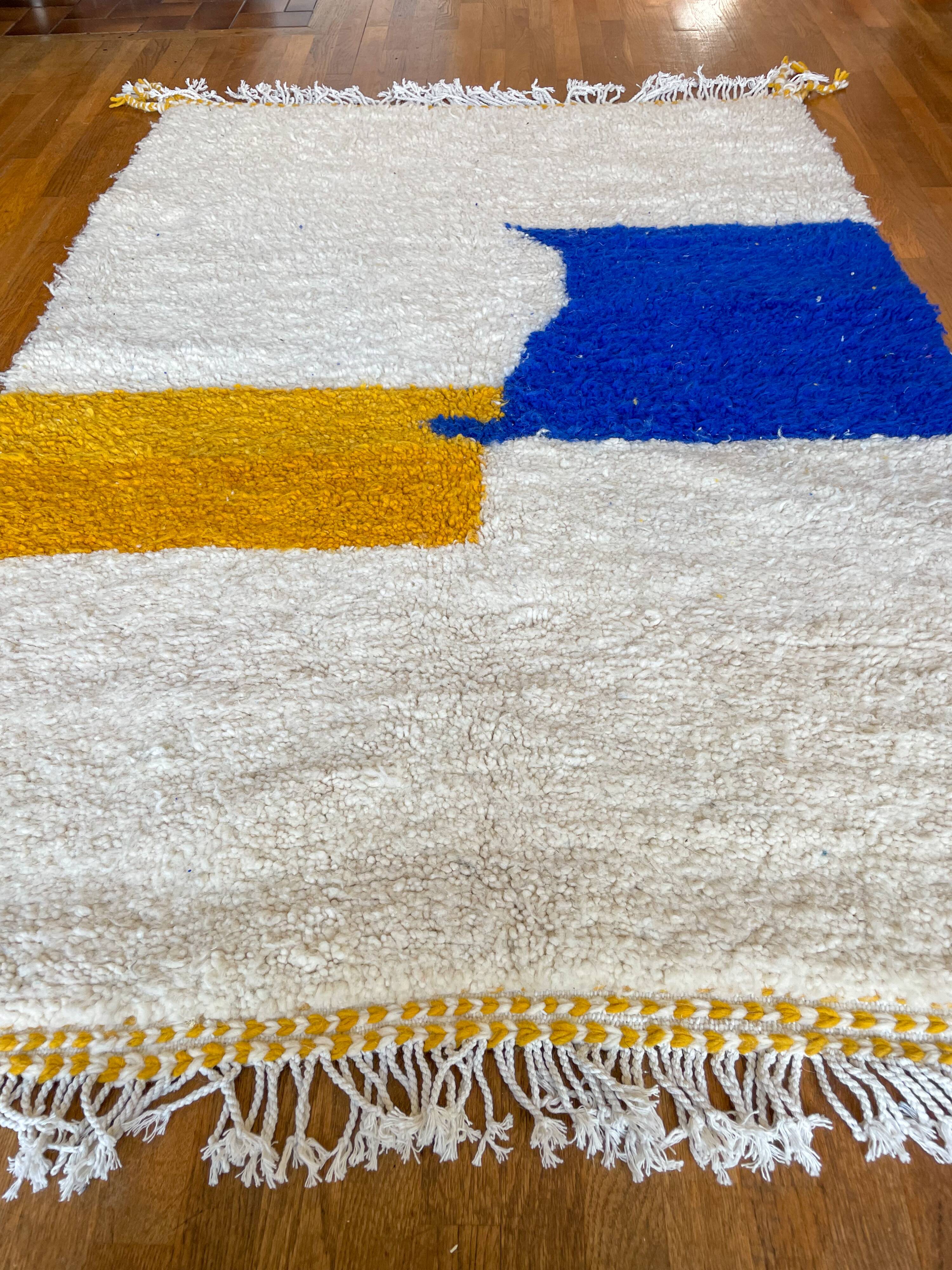 Berber carpet béni ouarain modern white with abstract patterns mustard yellow and blue majorelle