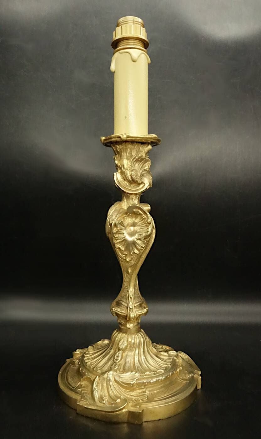 Large Rocaille / Rococo / Louis XV style candlestick lamp from the 19th century - bronze