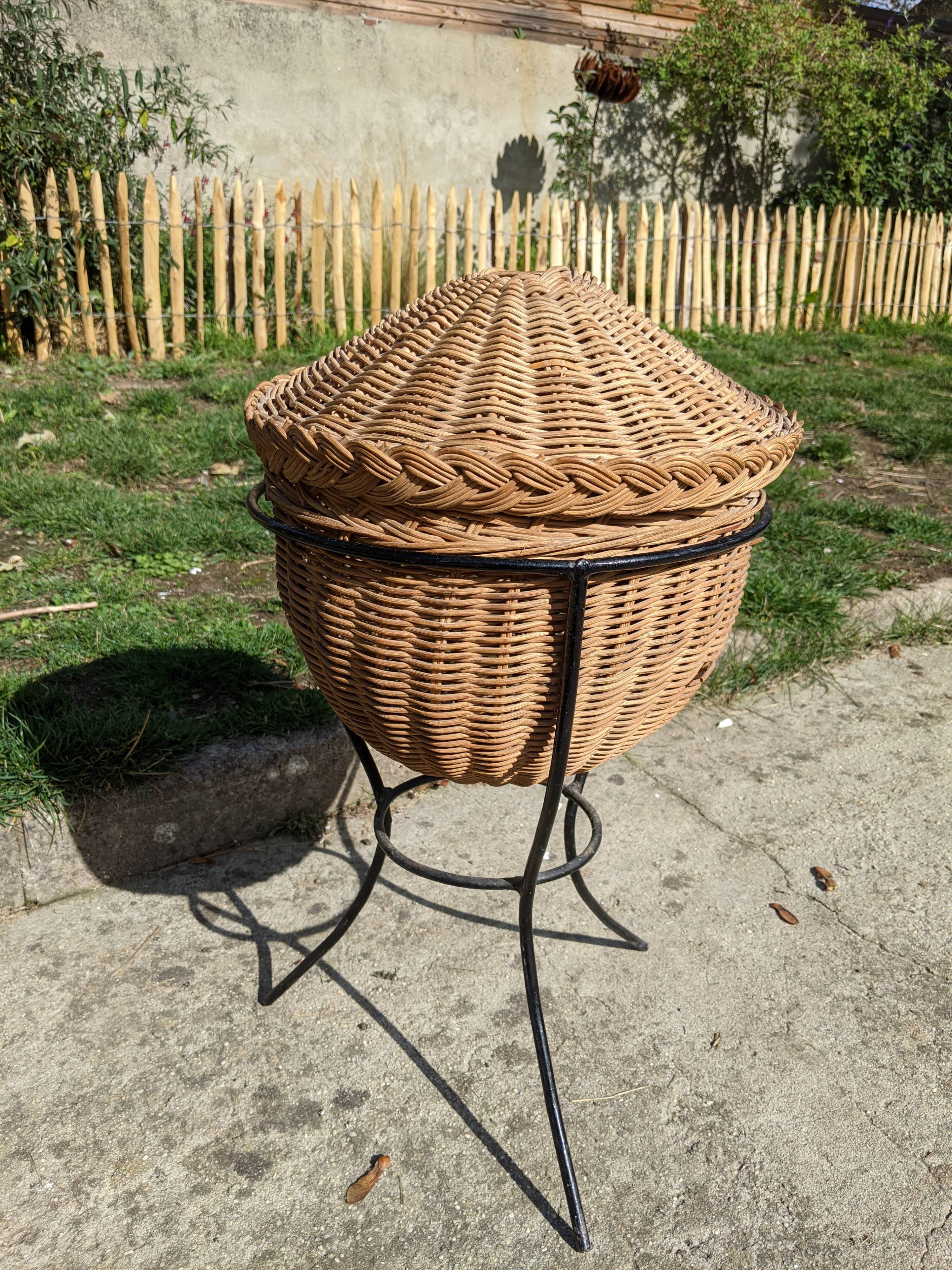 Former metal rattling tripod sewing table