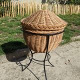 Former metal rattling tripod sewing table