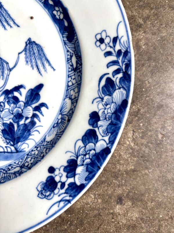 Assiette plate Compagnie des Indes en porcelaine peinte à la main, n°2