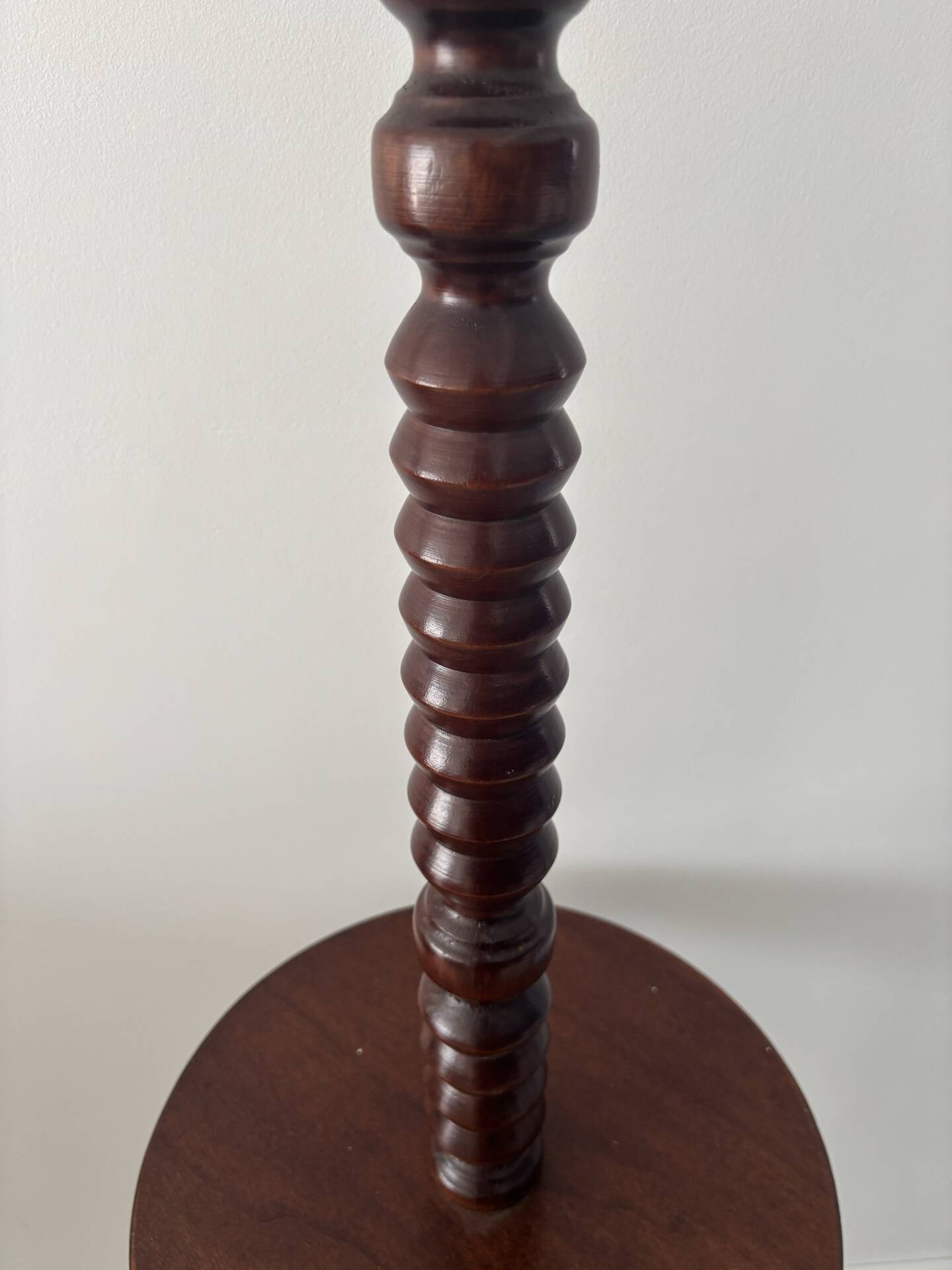 Lampadaire vintage en bois tourné avec tablette intégrée 