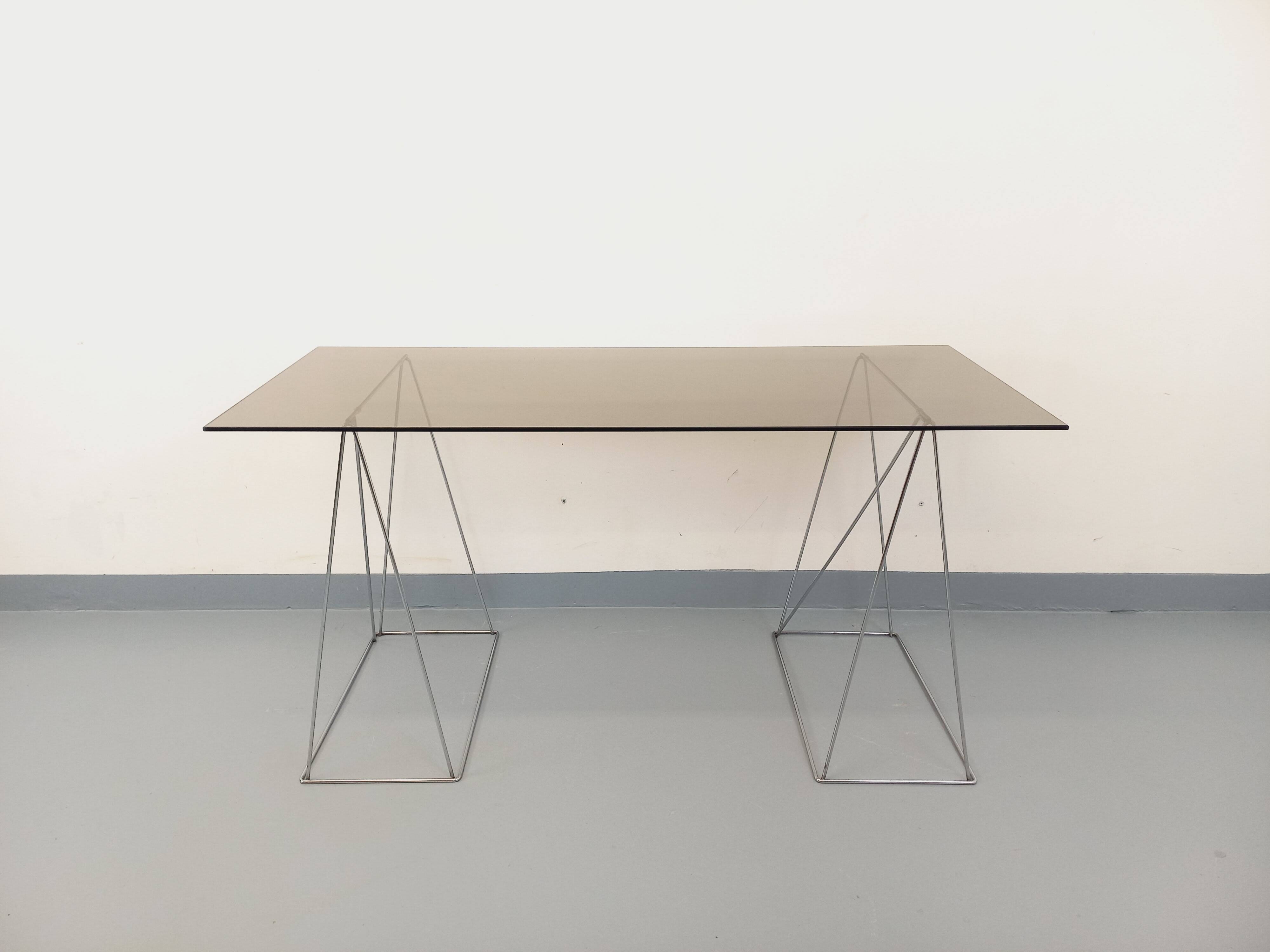 Bureau en verre fumé et métal chromé, années 70