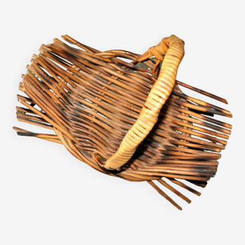 Vintage basket with handle in woven rattan 1960-1970 hippie chic decorative pocket