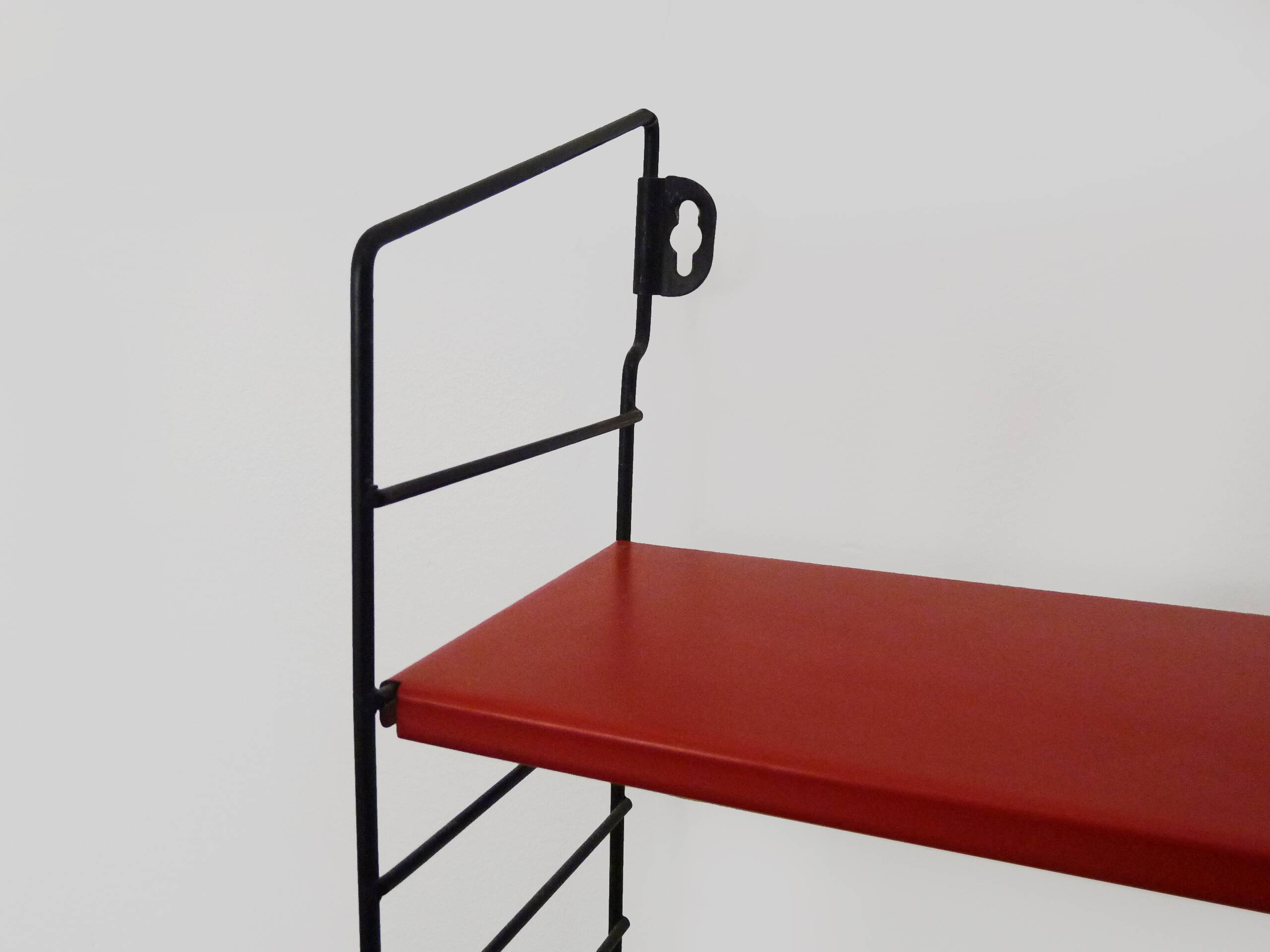 Vintage design shelf String Tomado Holland by Adriaan Dekker, Pilastro.
