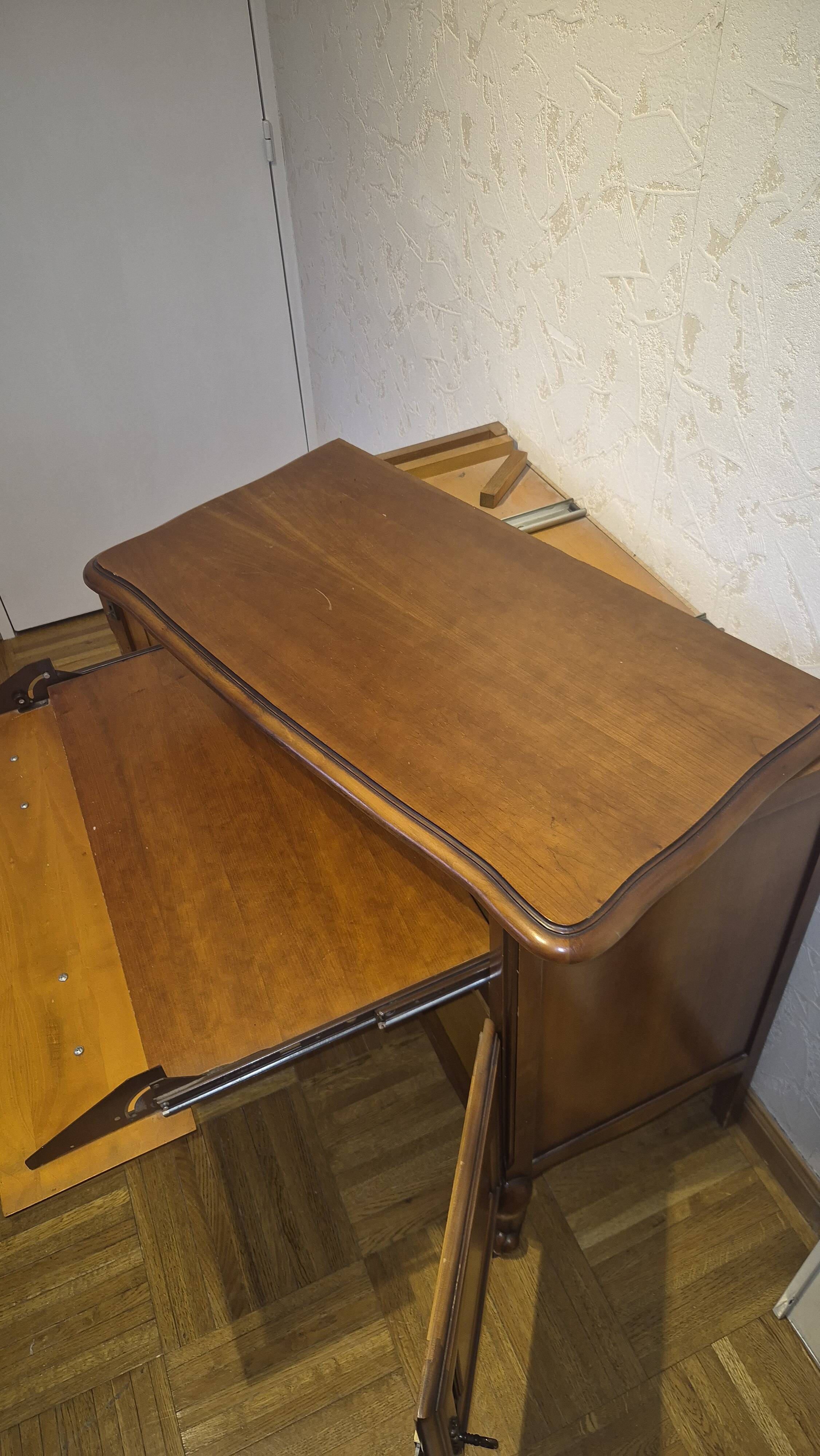 Classic style TV unit with sliding shelf