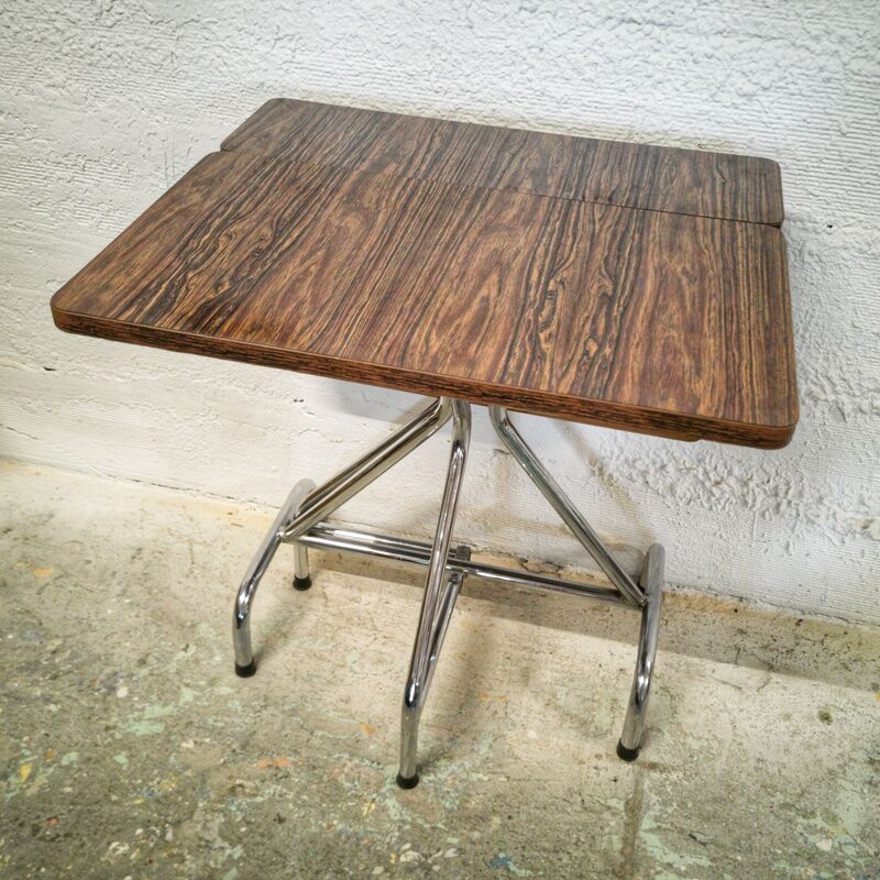 Folding table in formica