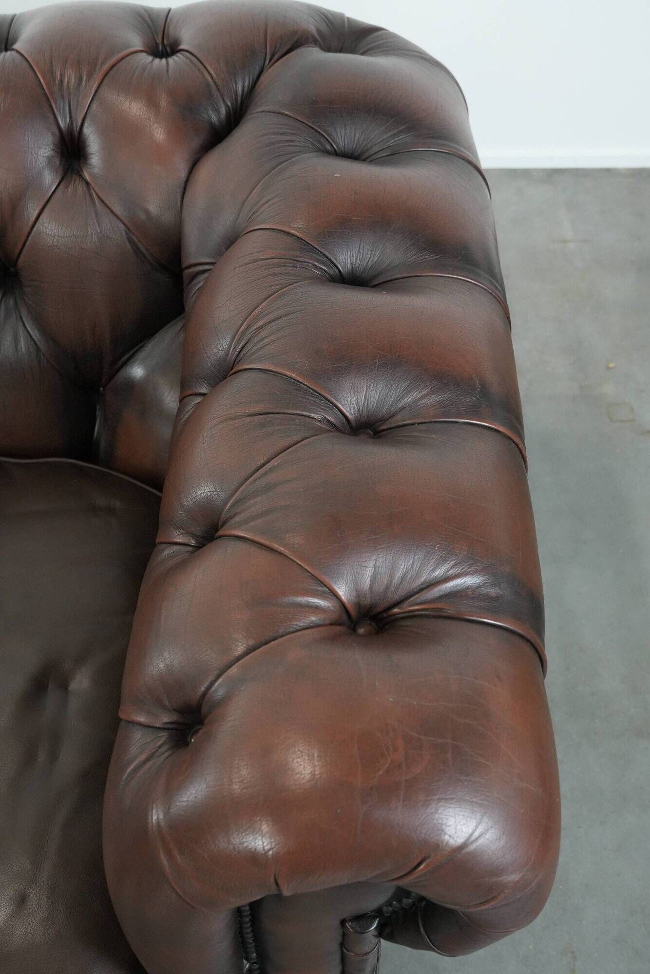 Dark brown cow leather vintage 2-seater Chesterfield sofa in English style