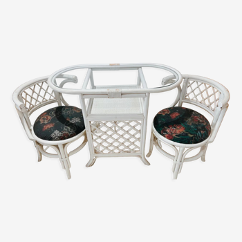 Rattan head-to-head table with vintage armchairs