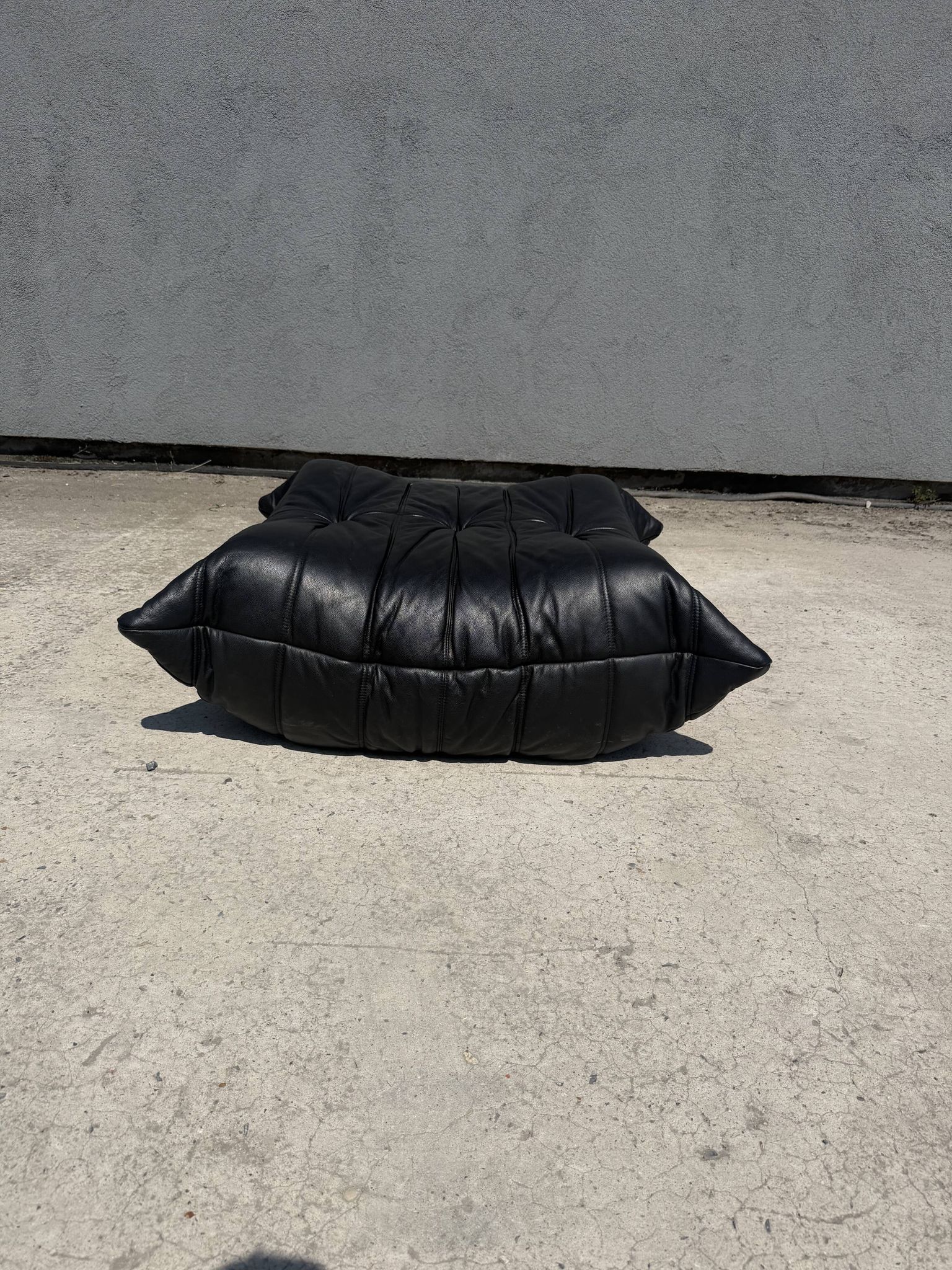 100% authentic Ligne Roset Togo 1-seater + pouf original leather Black & White