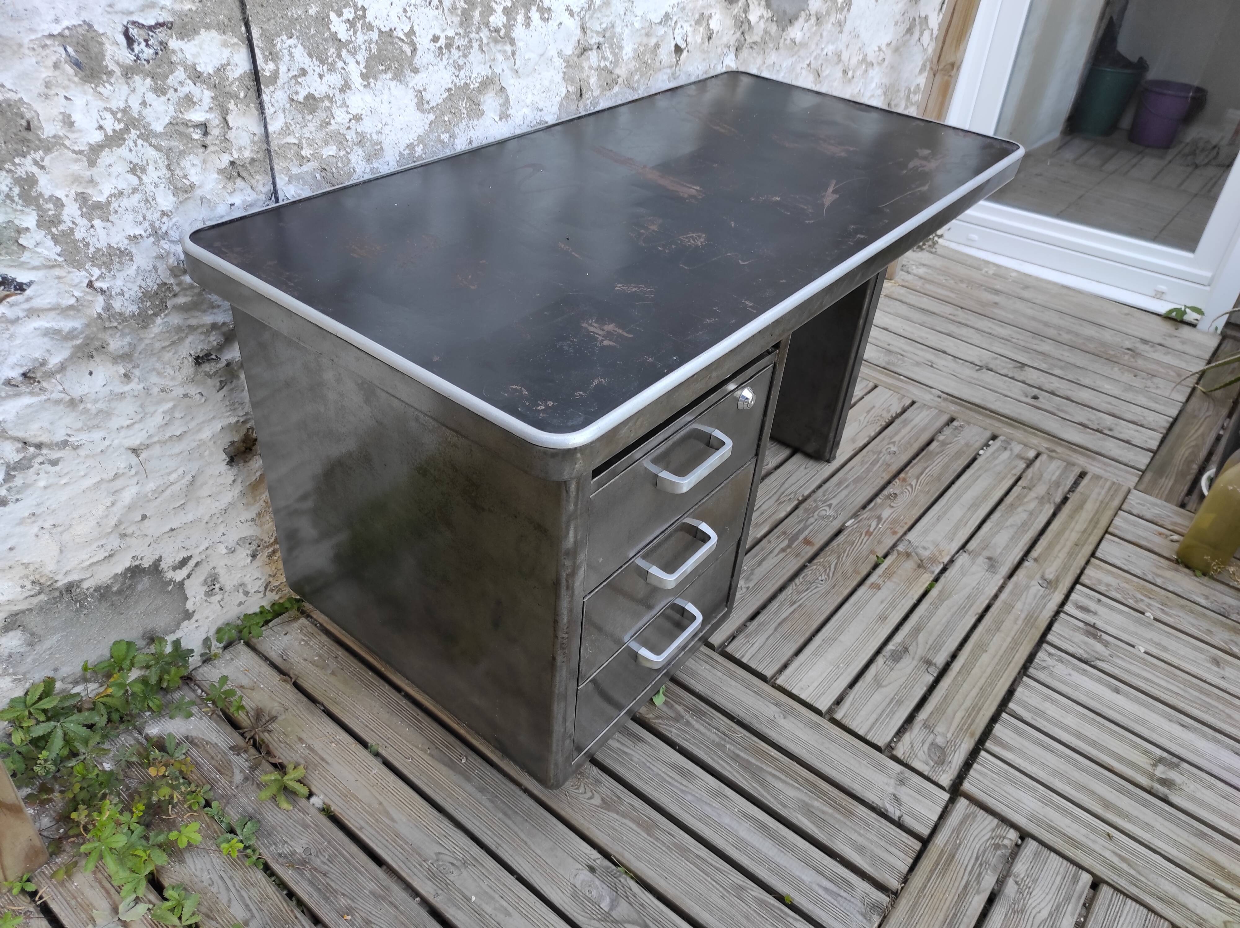 Strafor desk in brushed metal