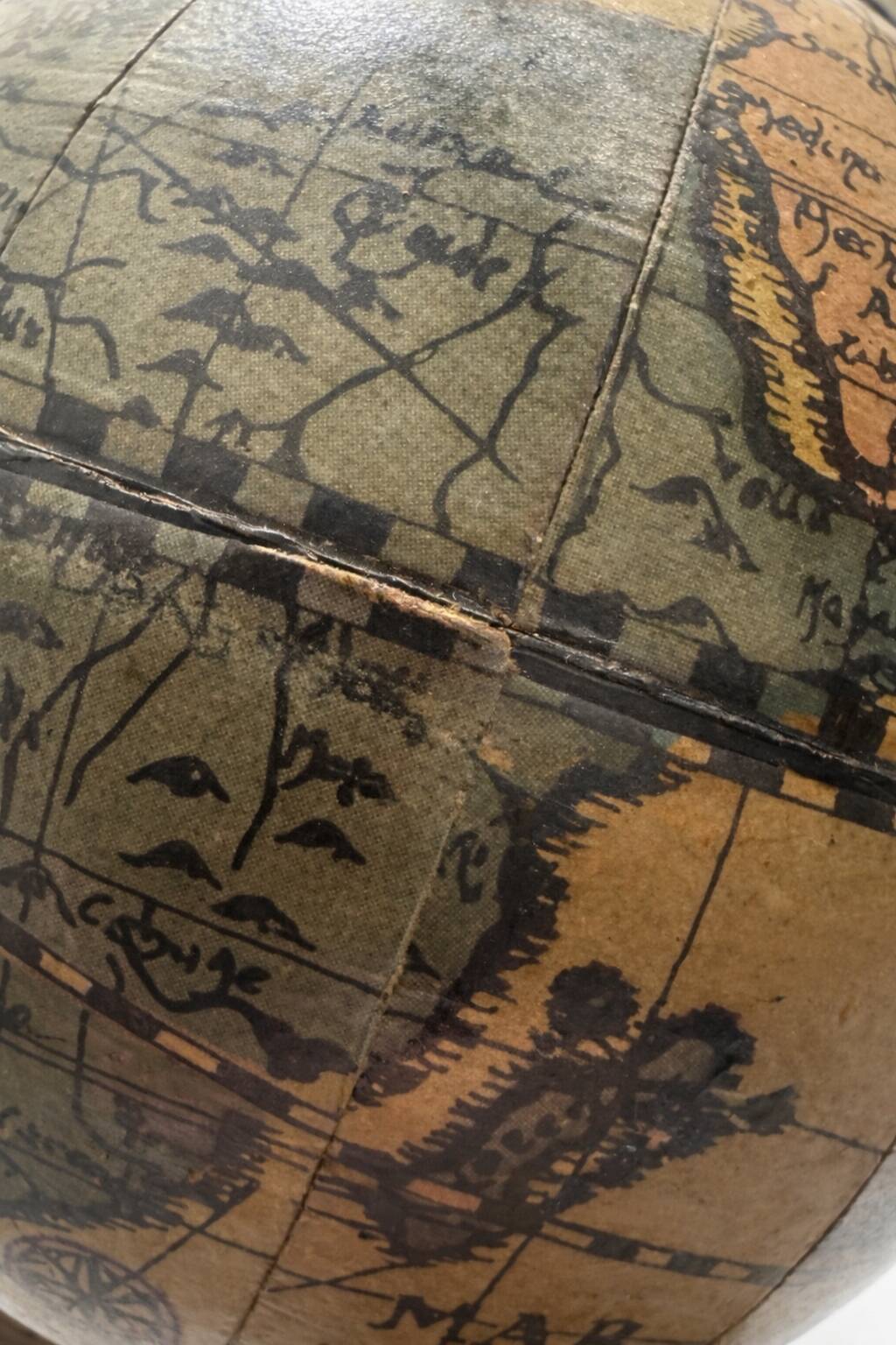 Globe terrestre vintage en bois tourné et bronze
