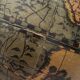 Globe terrestre vintage en bois tourné et bronze