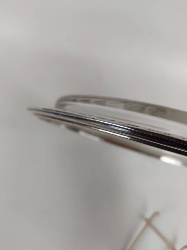 Plateau en cristal taillé et cerclage argent massif.