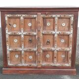 Petit buffet en bois ancien avec deux portes