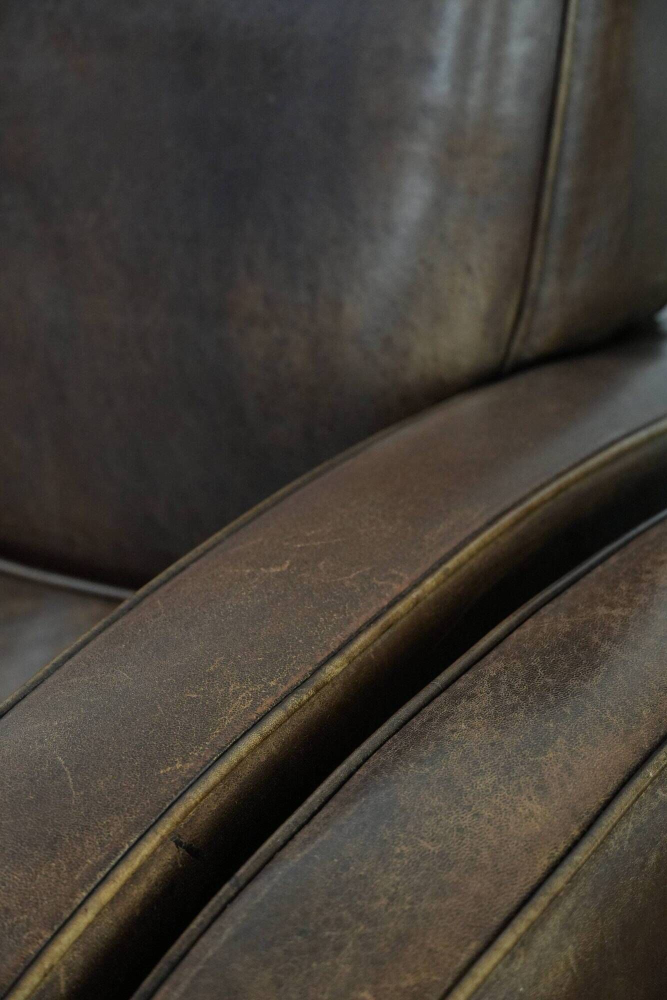 Elegant set of two sheepskin leather armchairs with beautiful round shapes