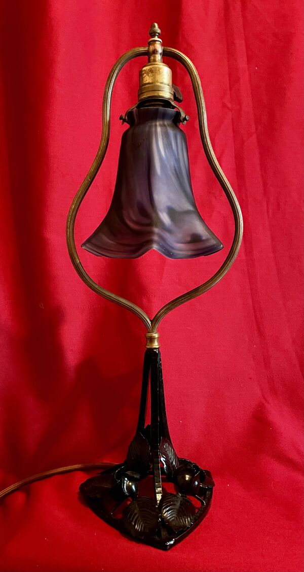 Lampe Art Déco, en fer forgé et laiton, Abat-jour ''Vianne'', année 1930