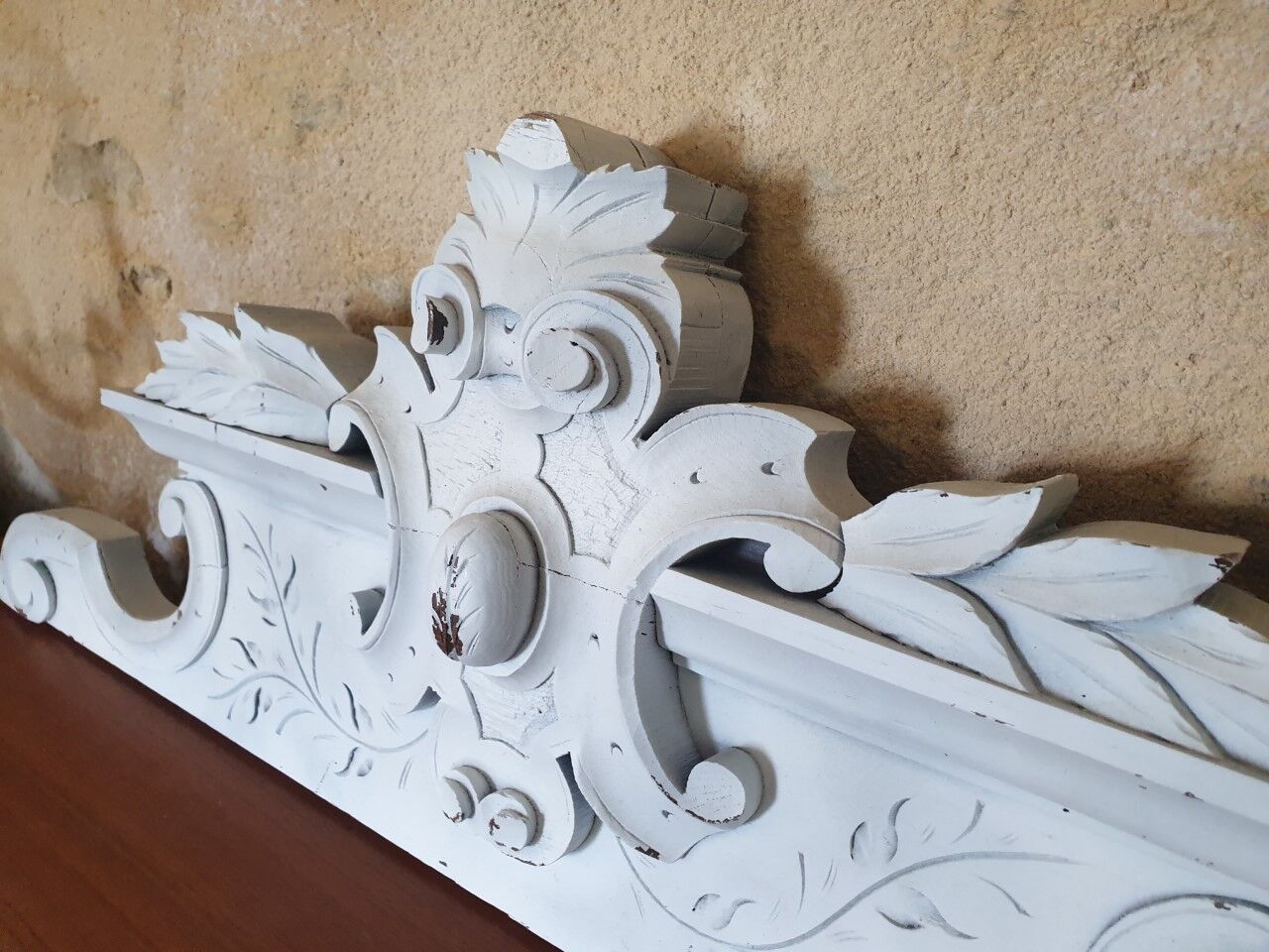Fronton bois sculpté