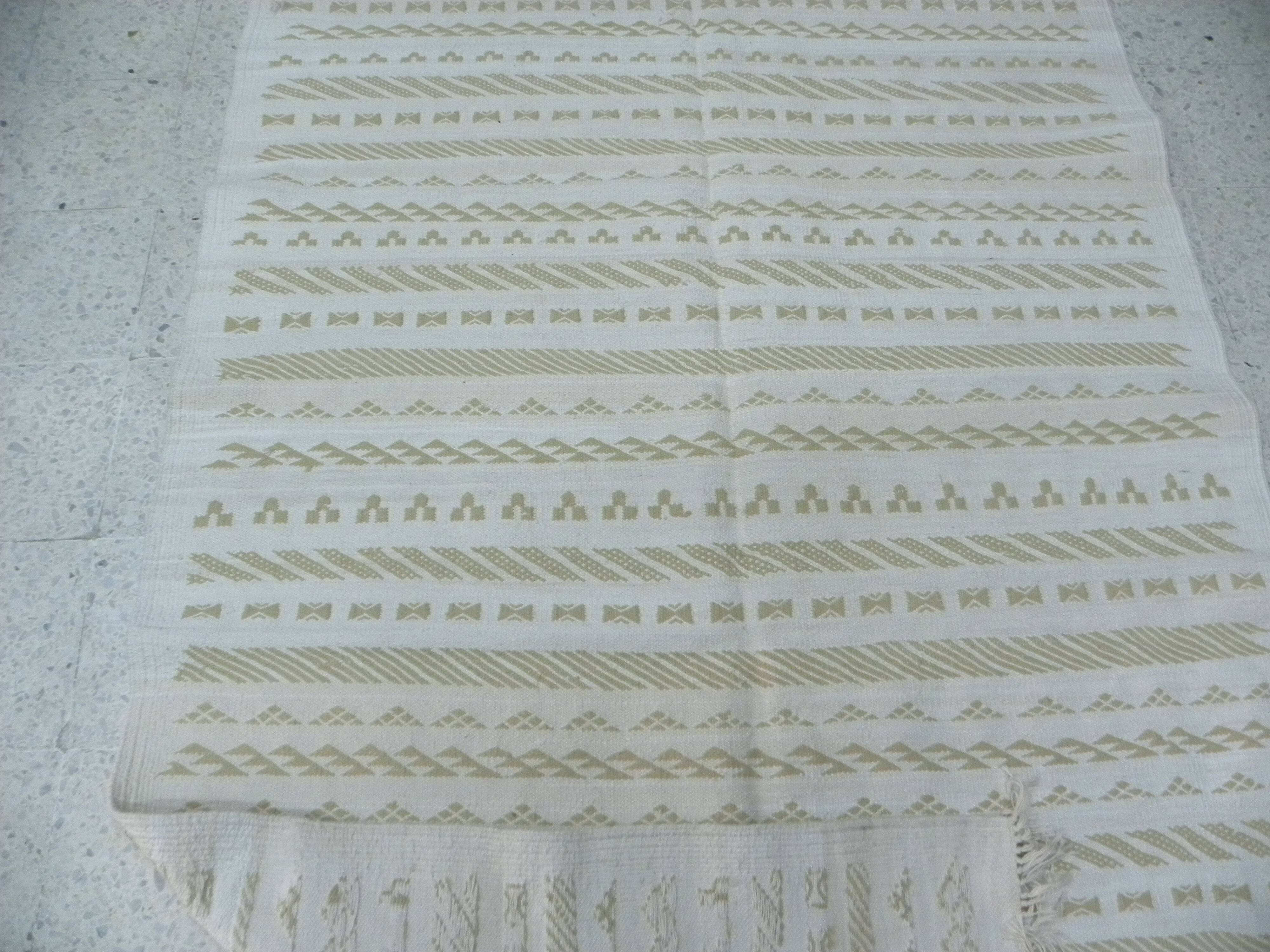 Tapis kilim berbère minimaliste beige écru fait main en laine