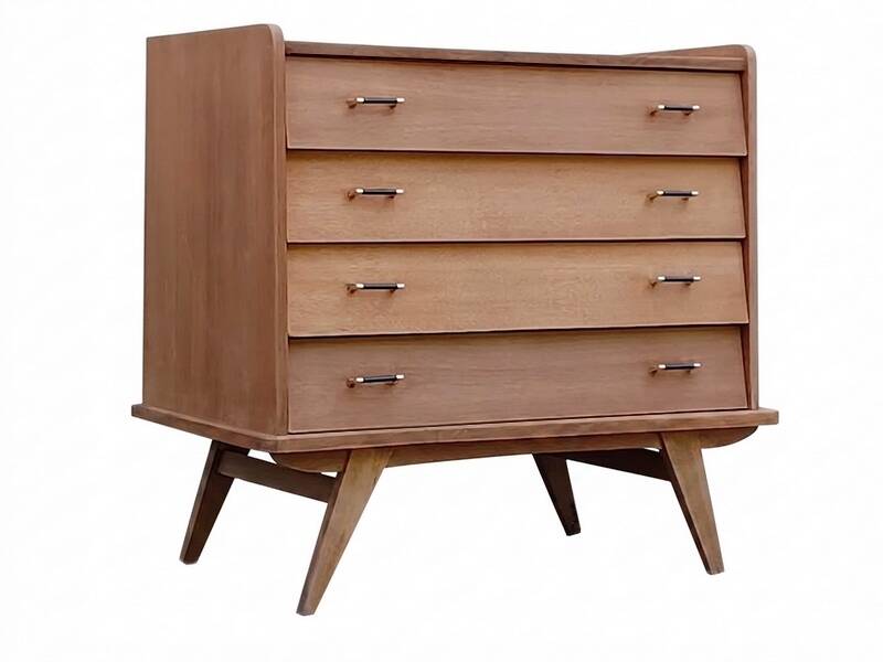 Renovated vintage commode from the 1960s in oak with slanted profile and tapered legs.