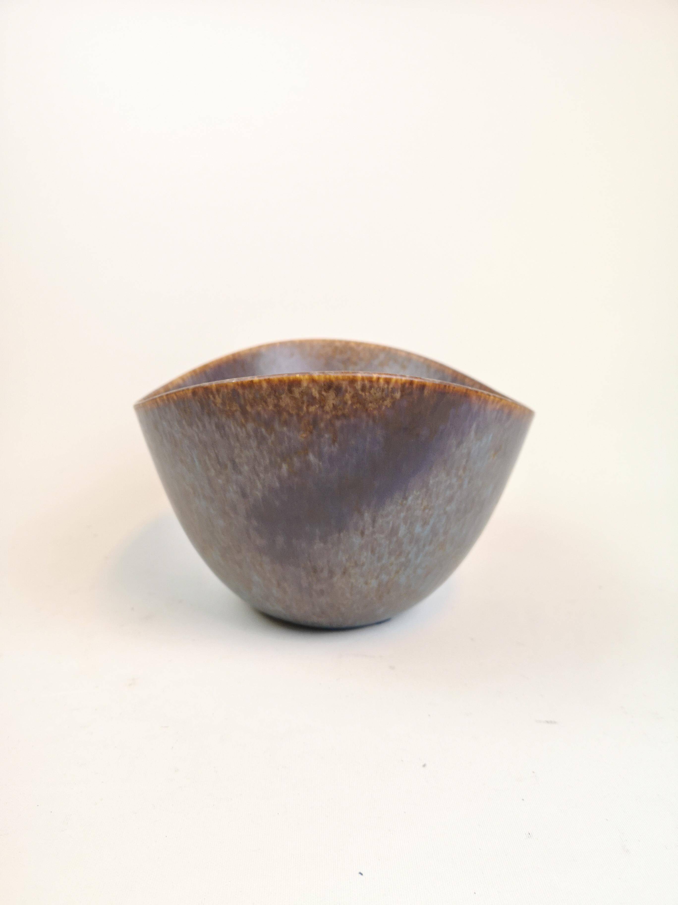 Large modern mid-century ceramic bowl Rörstrand AXK Gunnar Nylund, Sweden, 1950s.