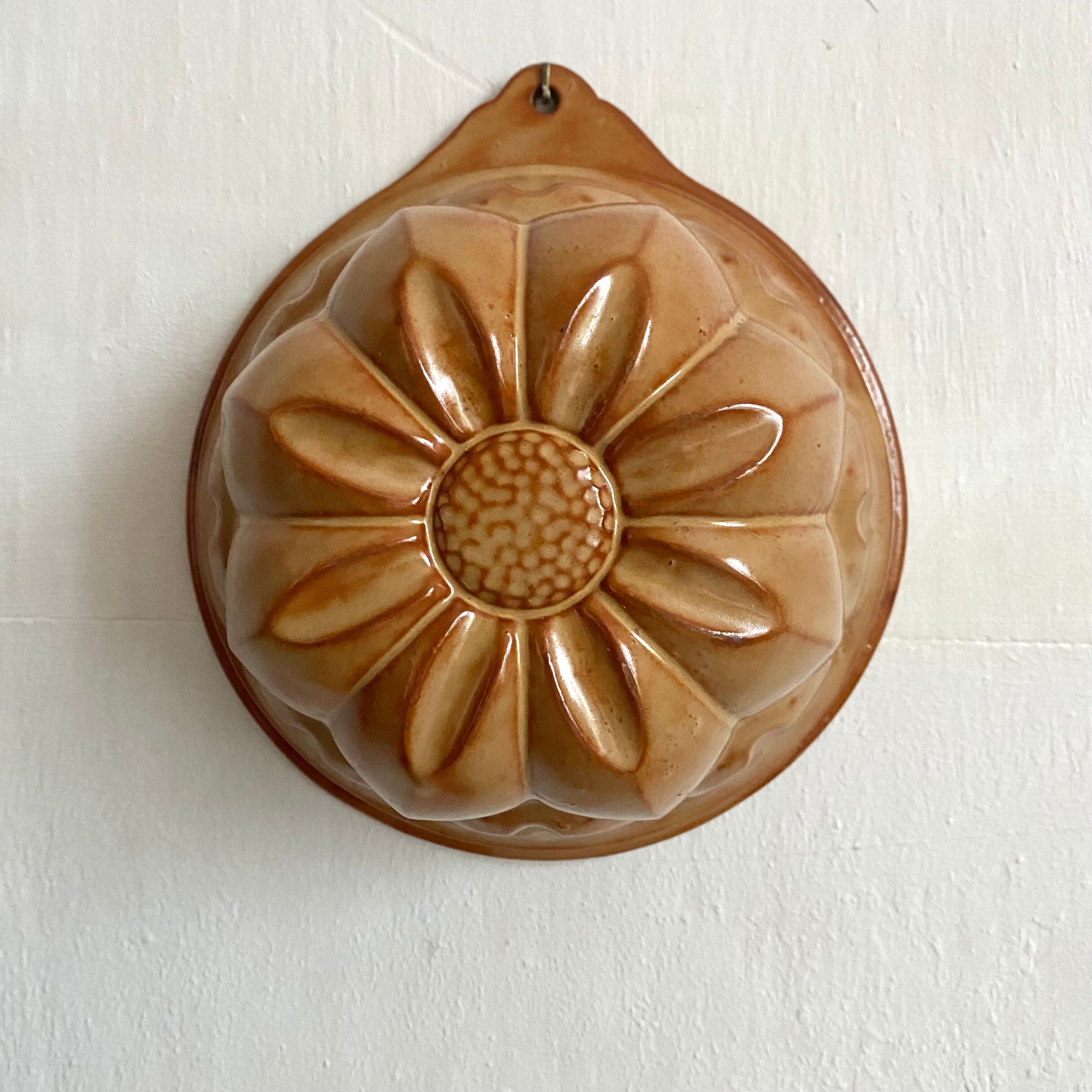 Decorative stoneware cake mould