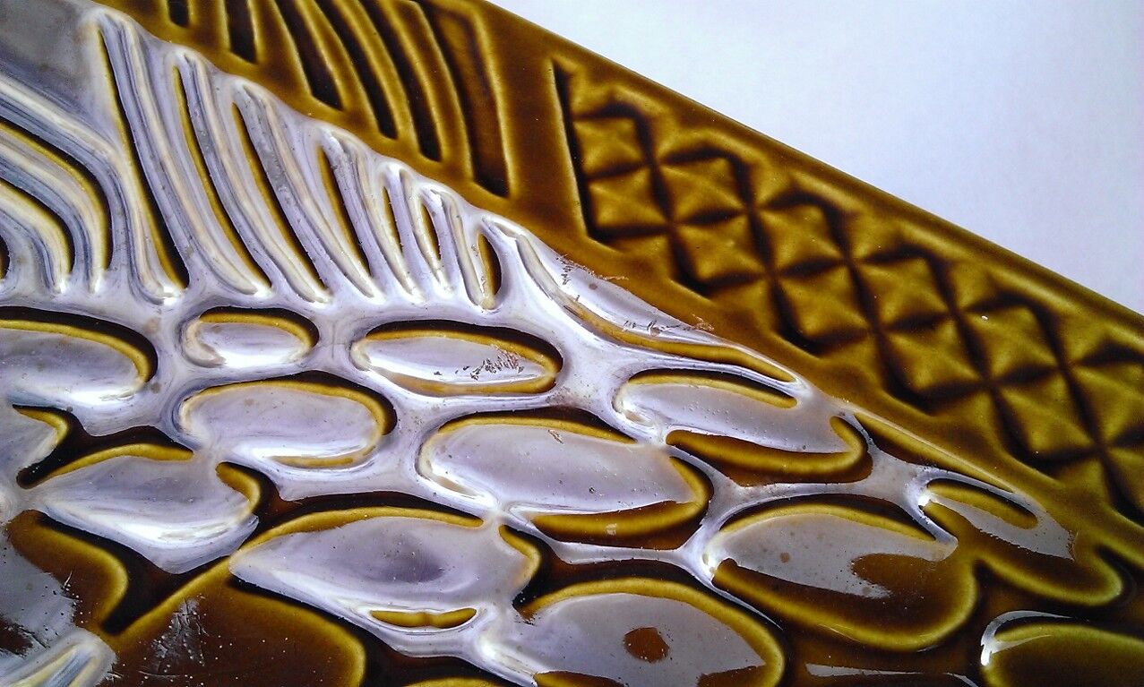 Dish Digoin fish relief 61cm khaki brown