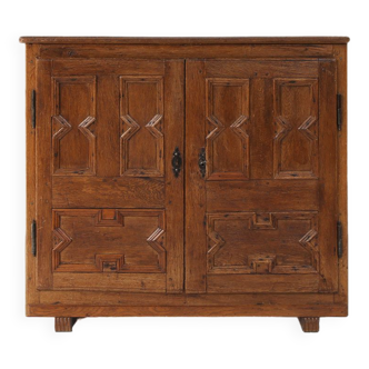 Cabinet rustique du 17ème siècle