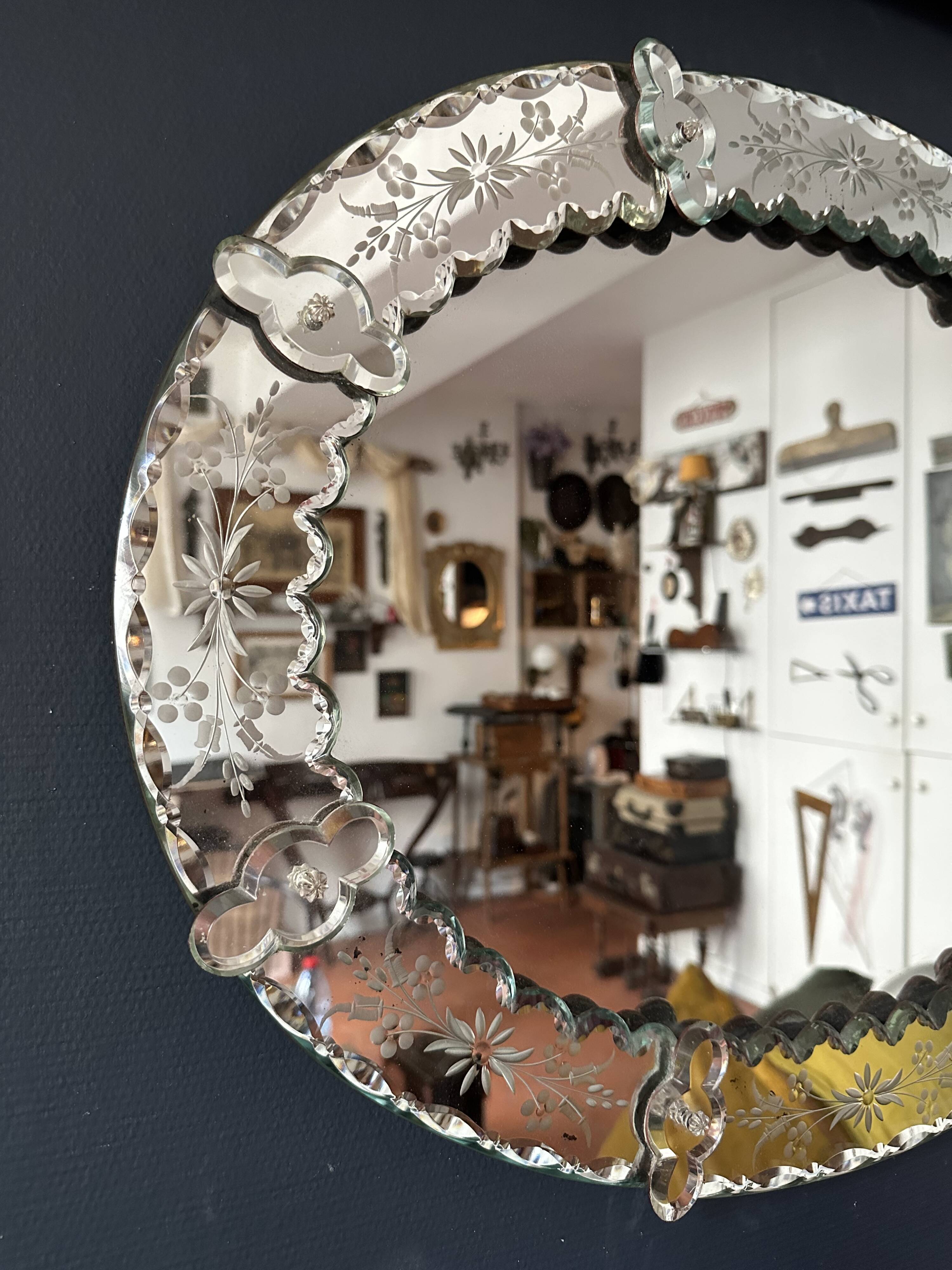 Antique oval Venetian mirror in engraved glass, Murano early 20th century.