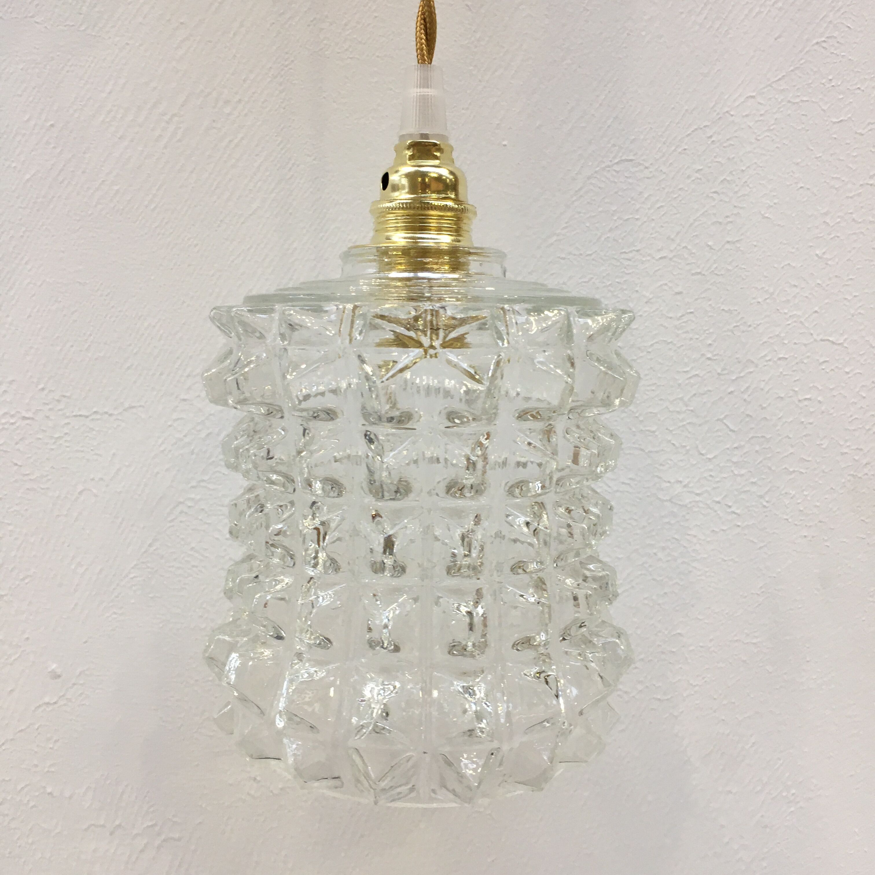 Vintage suspension in transparent diamond tip glass
