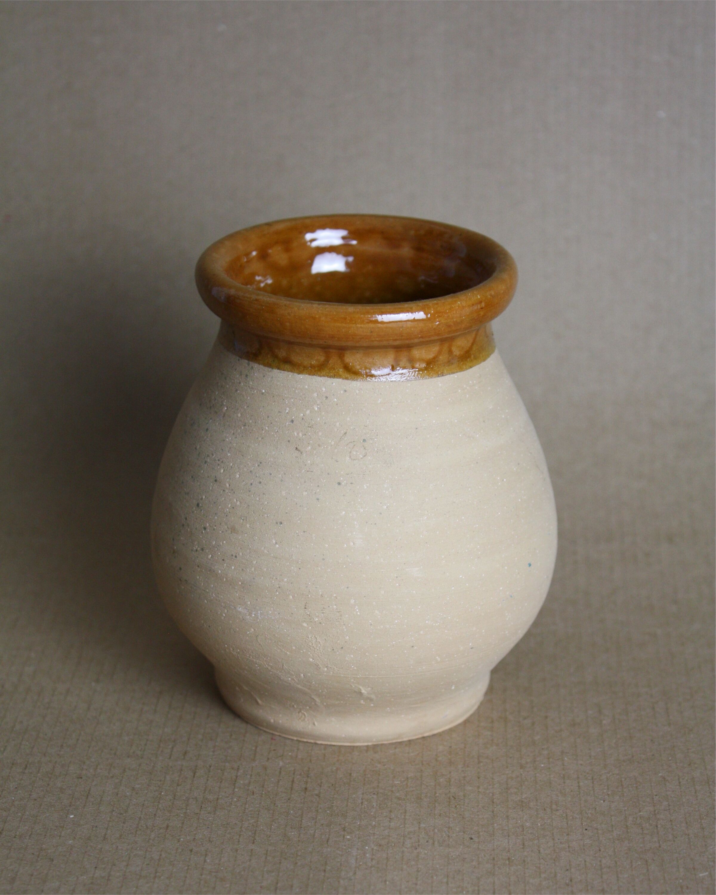 Two-tone sandstone pot