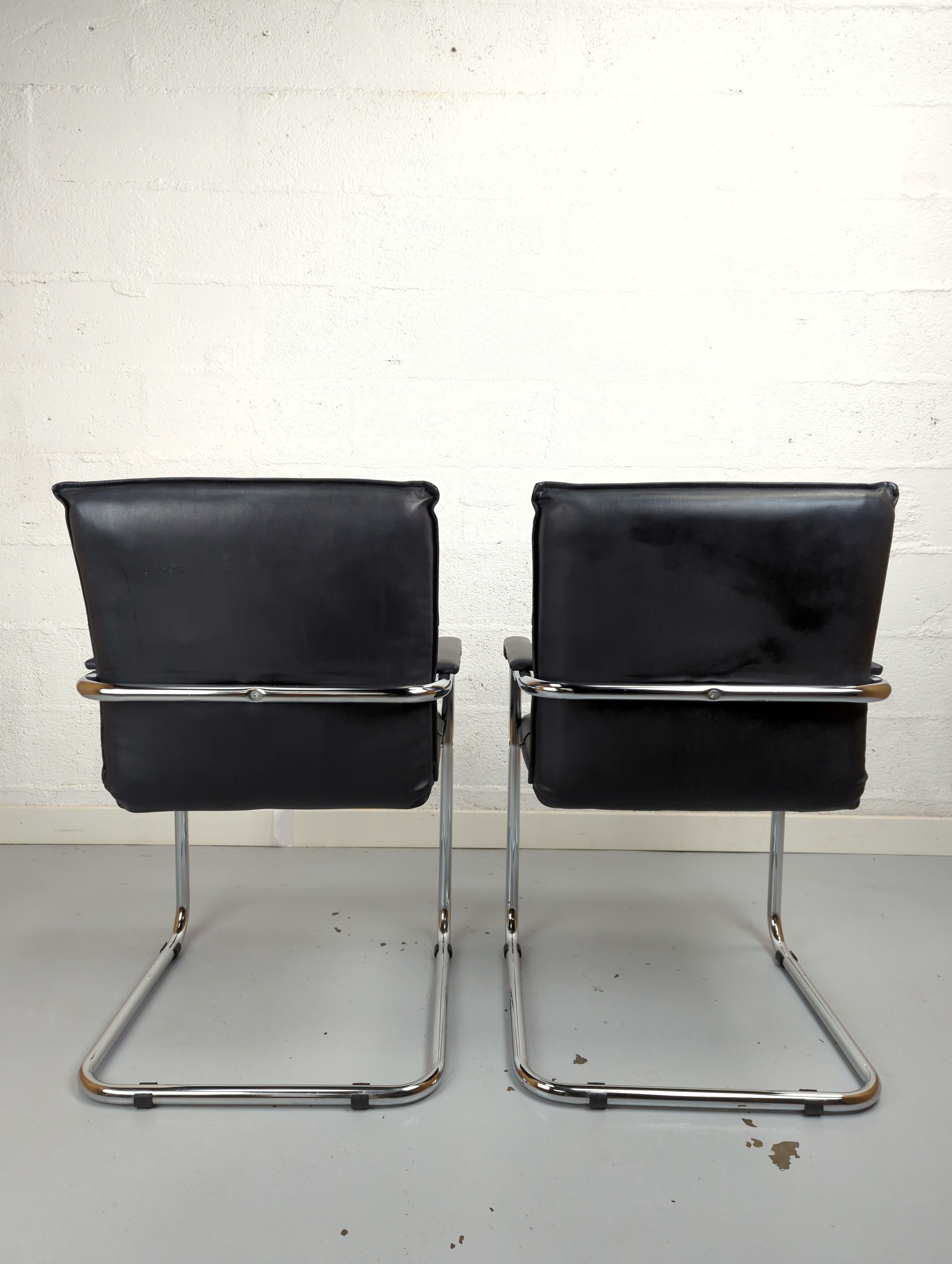 Paire de fauteuils de bureau cuir et structure tubulaire chromé