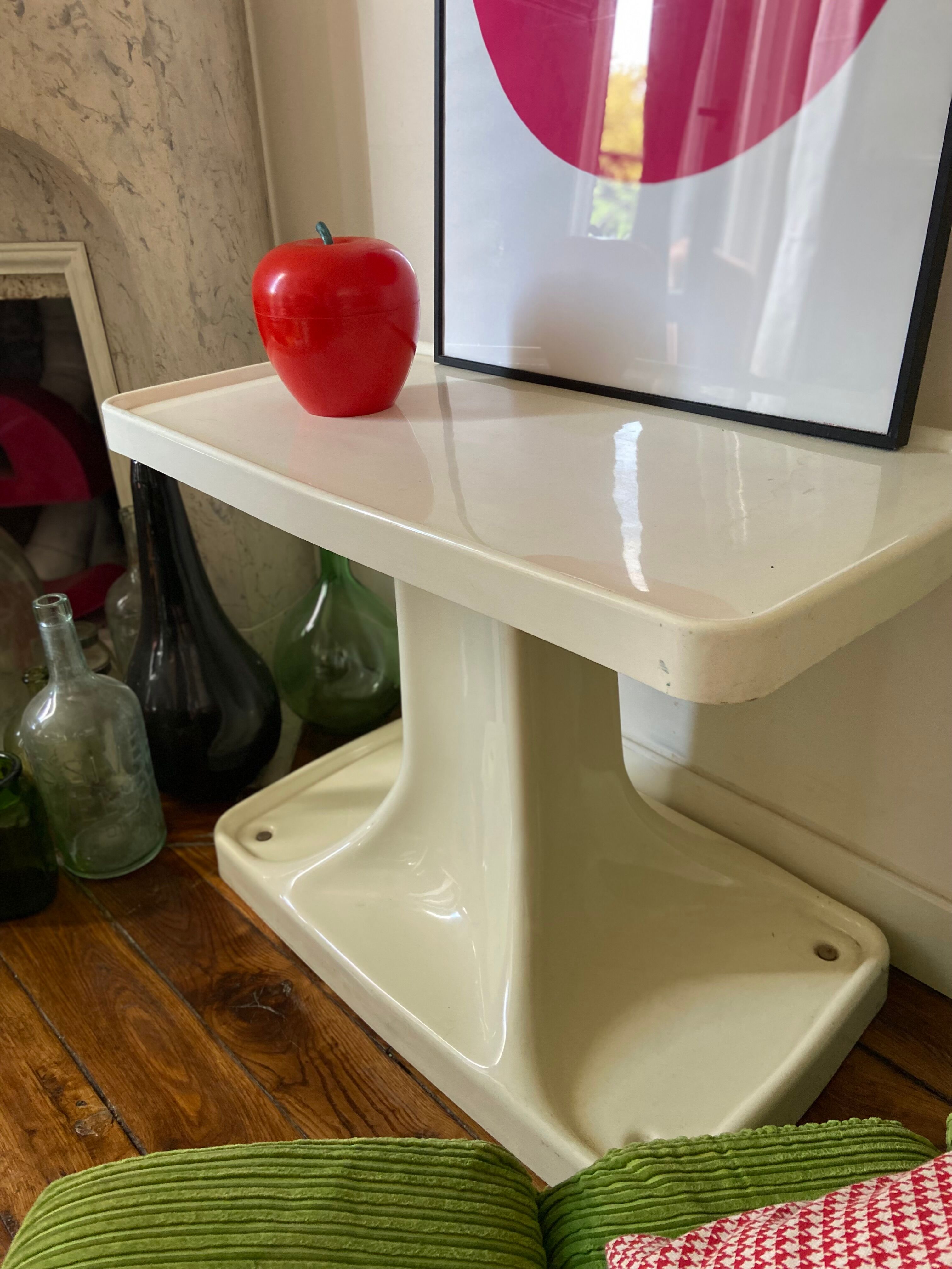 Thermoformed plastic table