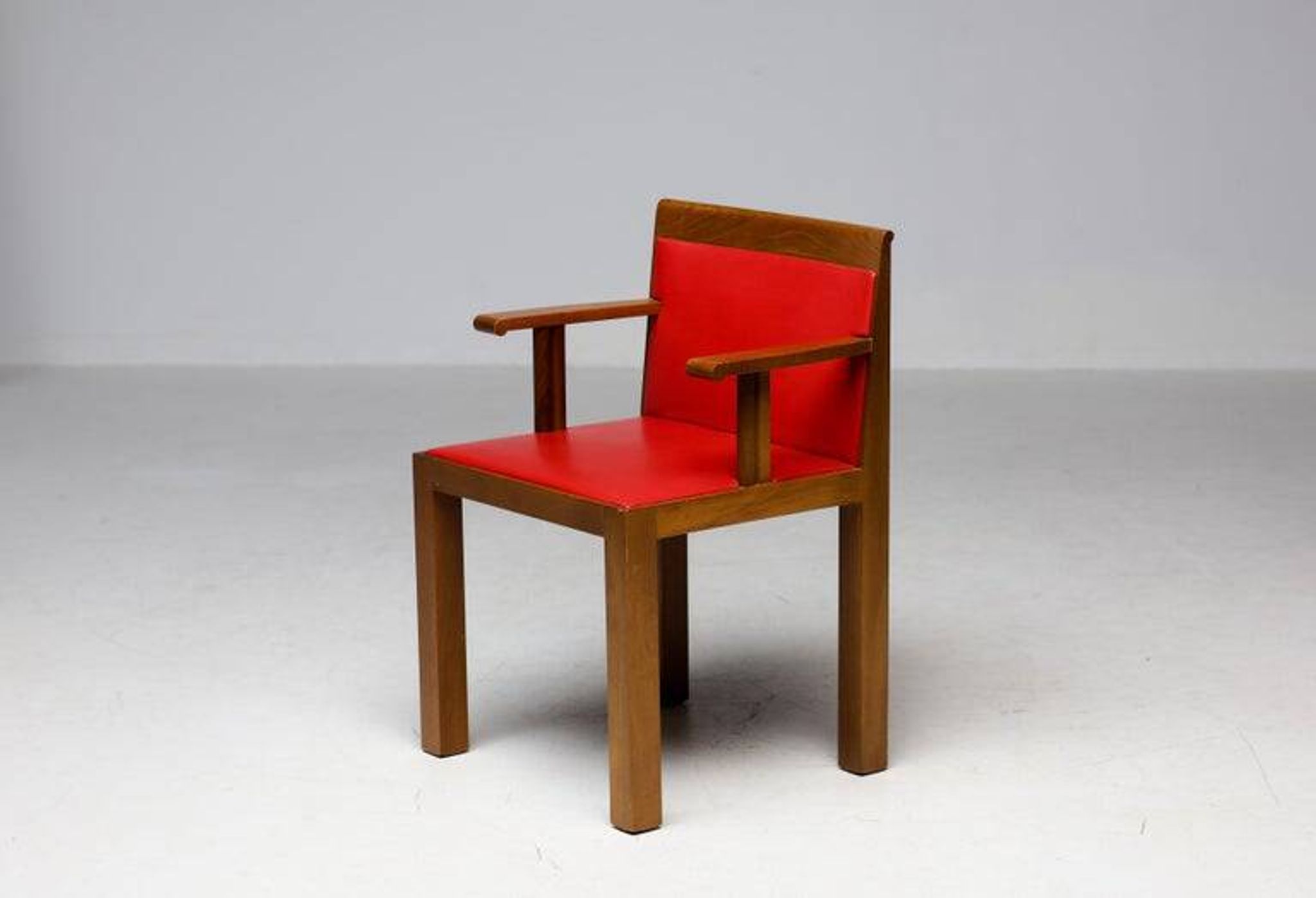A masterpiece of Italian modernism: eleven Aldo Rossi red Teatro arm chairs