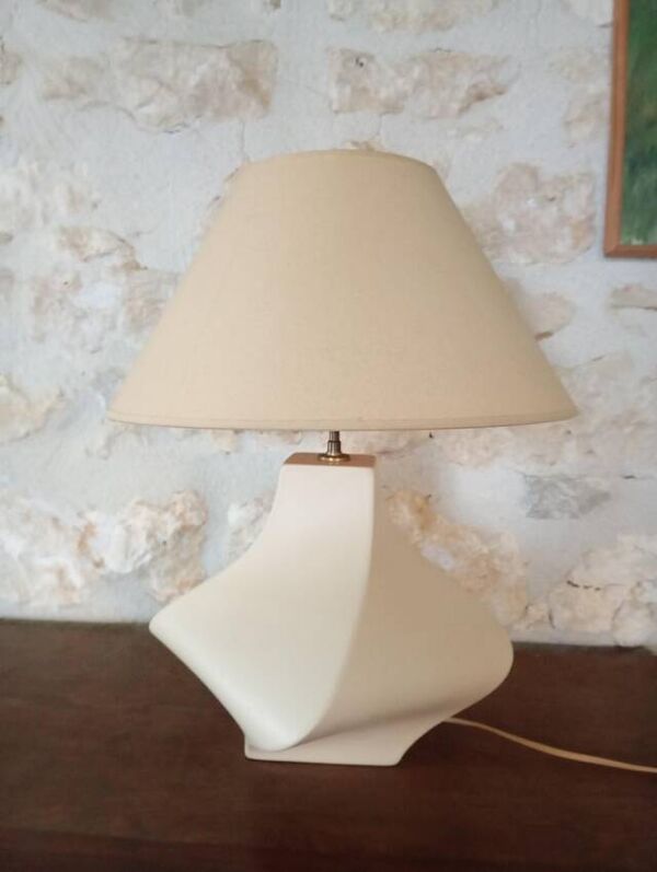 Lampe sculpturale ''Torsade'' en céramique mate – Édition KOSTKA