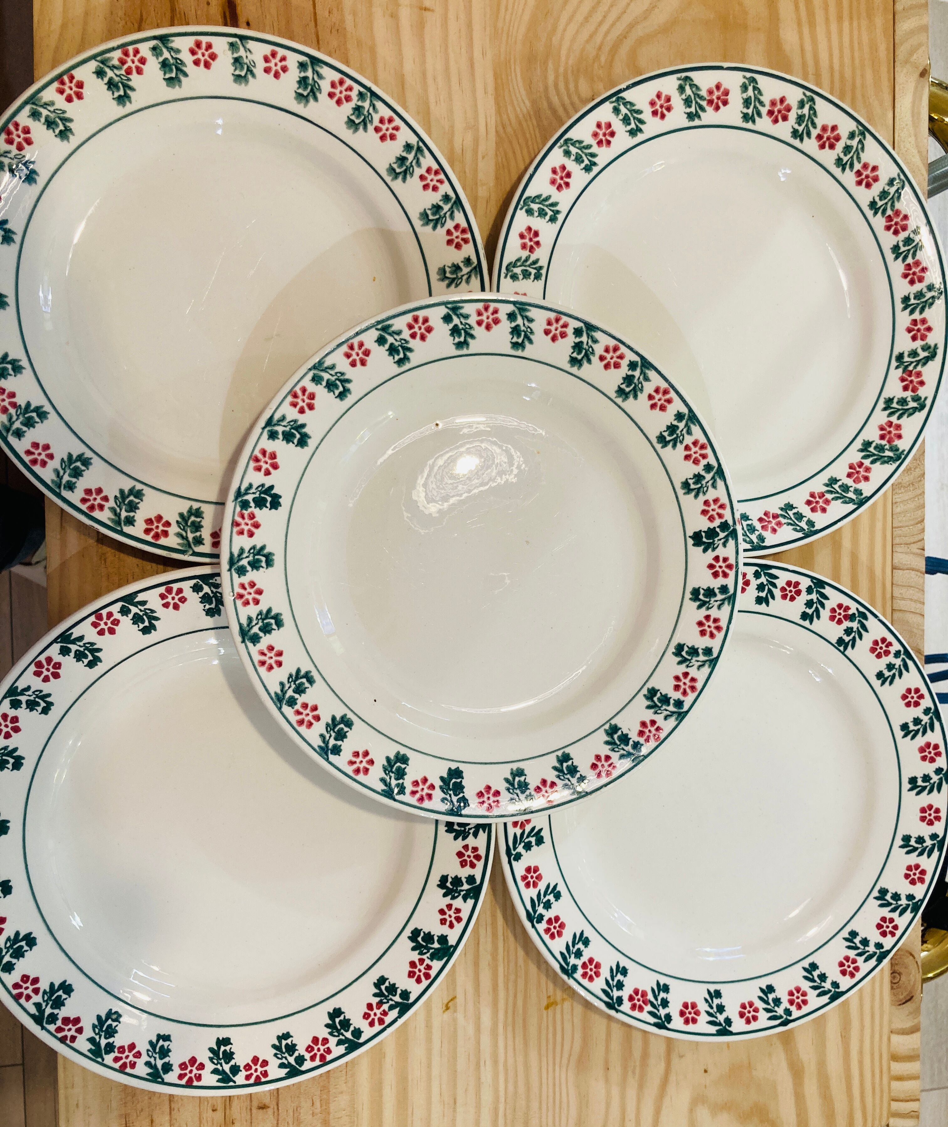 5 plates in faience with red and green flower pattern - ceranord-made in france