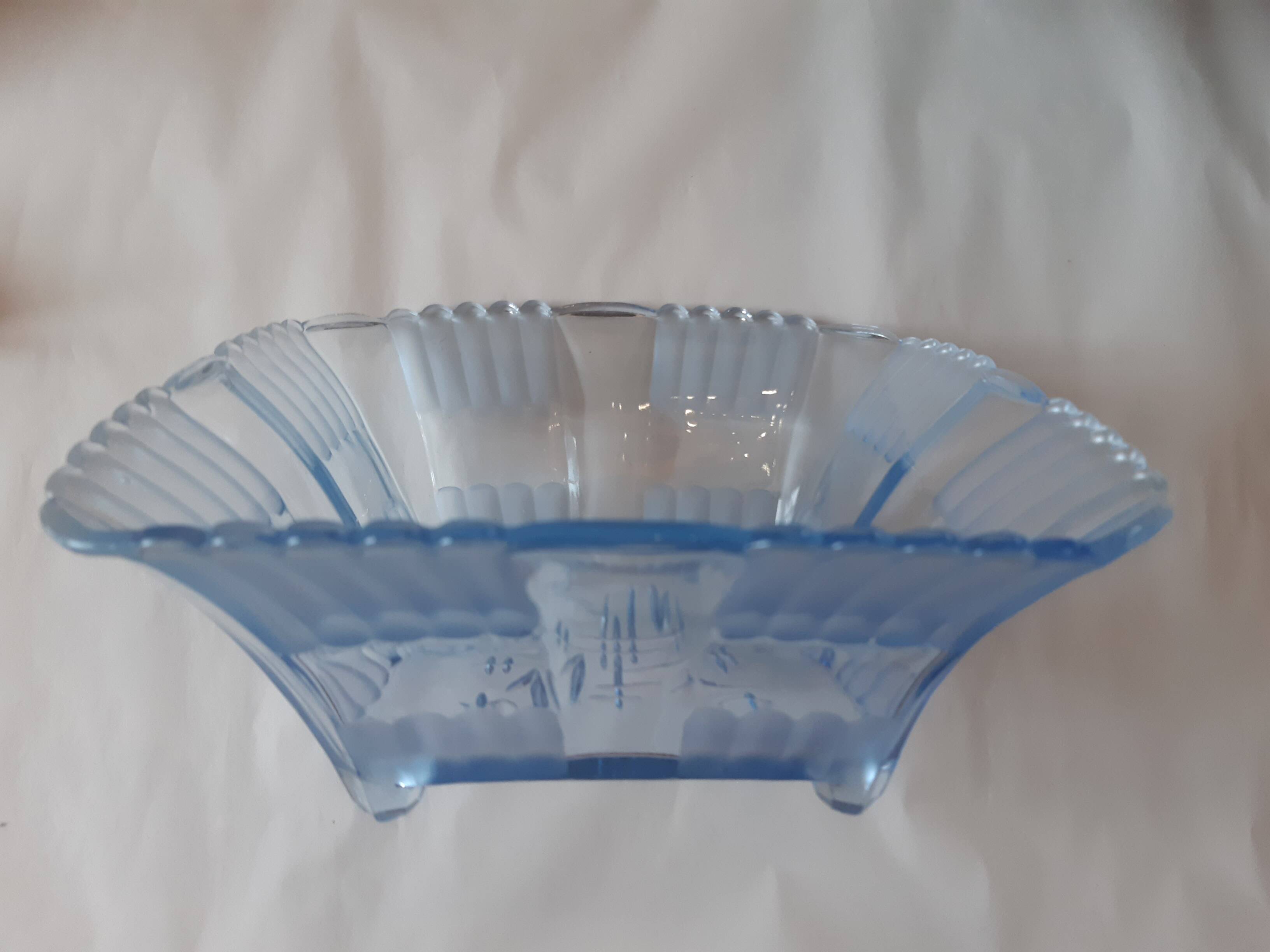 Coupe à fruit en verre poli transparent bleu