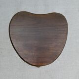 Tabouret tripode en bois massif, assise coeur