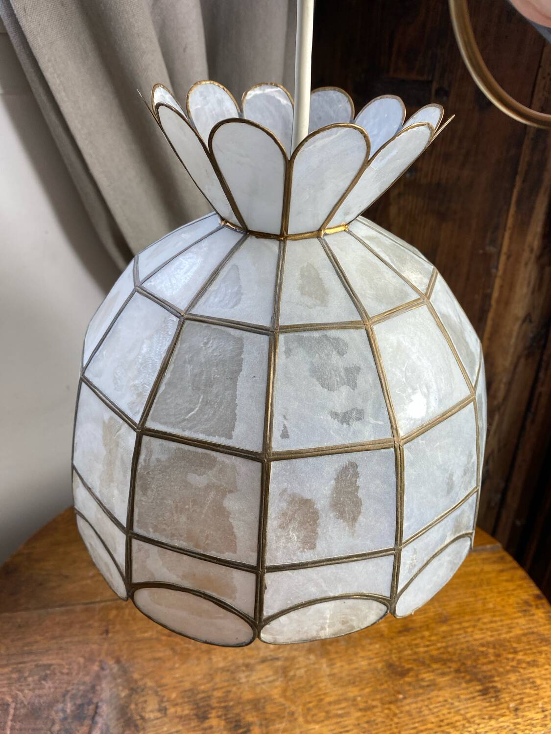 Suspension in white mother-of-pearl and brass