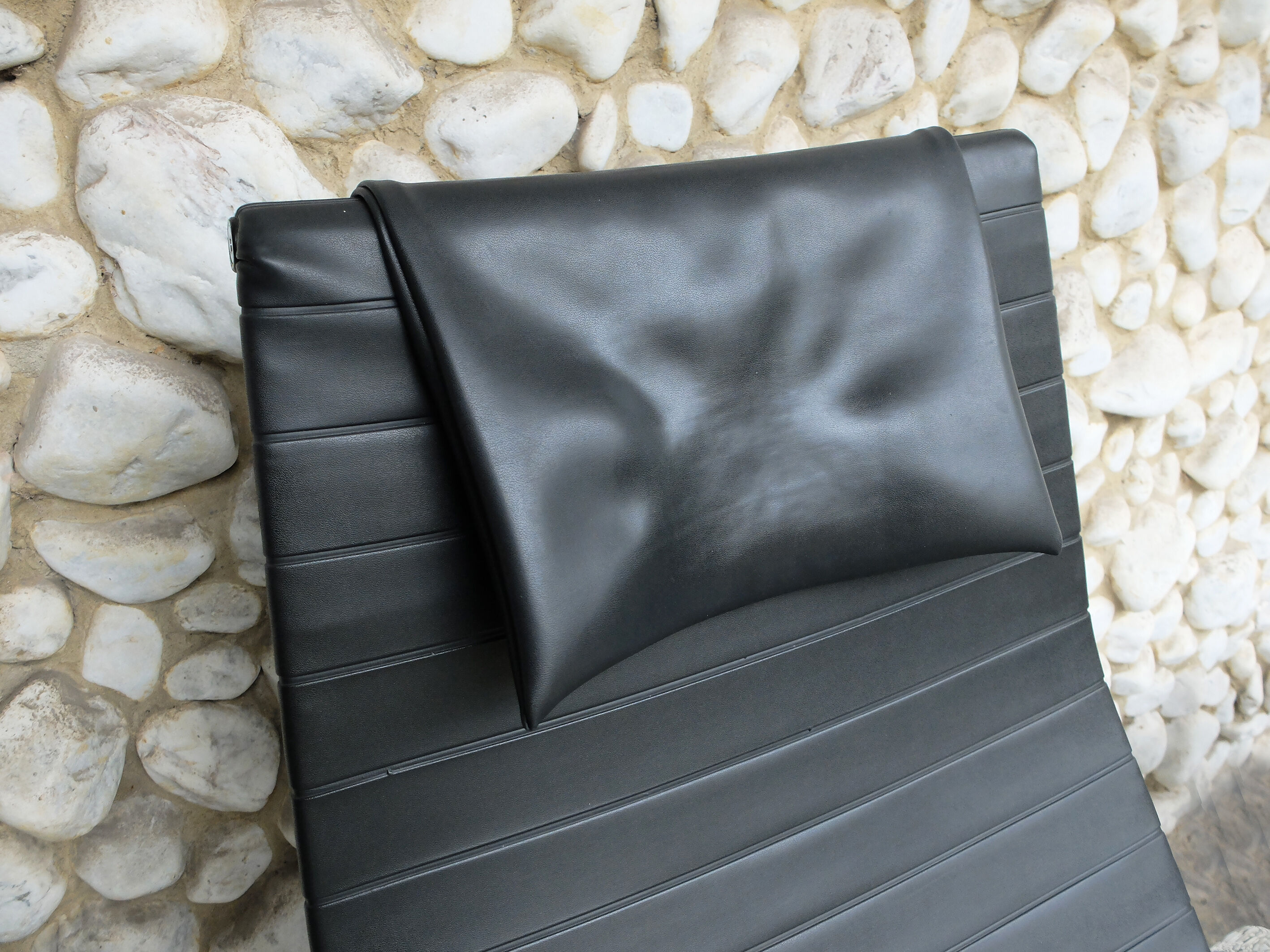 Lounge Chair Chair EA124 - Ottoman EA125 by Charles - Ray Eames for Herman Miller 1960s