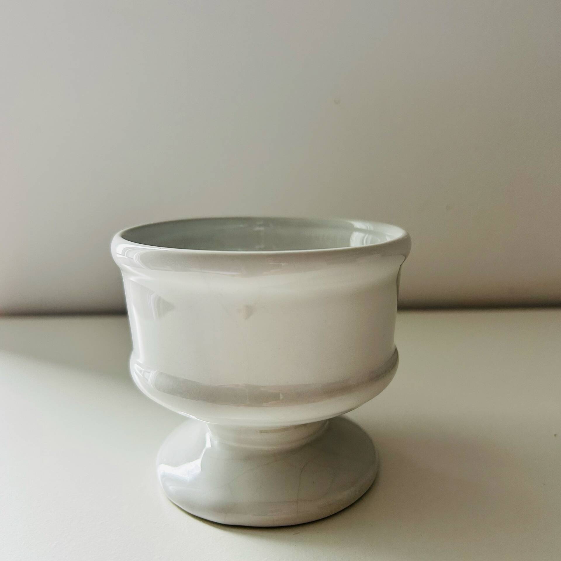 Paire de petits vases blancs 