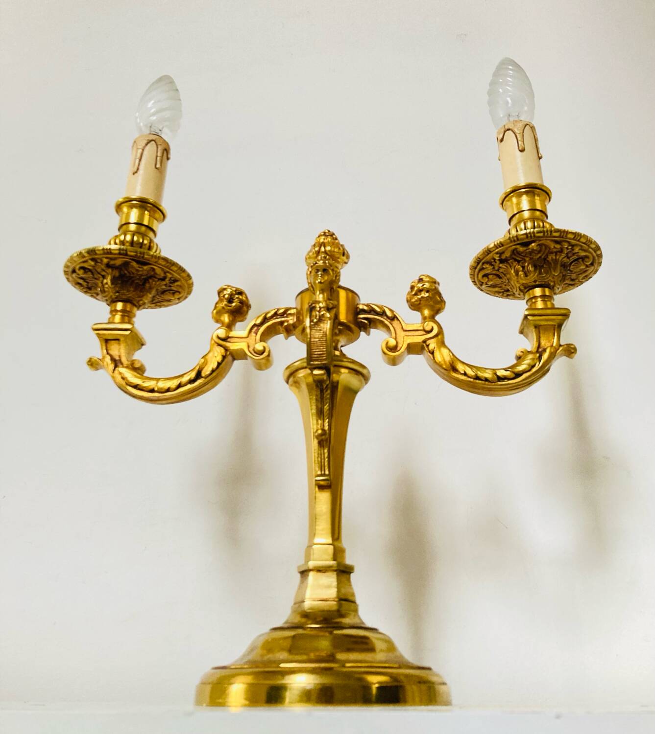 Chandelier en bronze à décors de putti et cariatides, début XXe