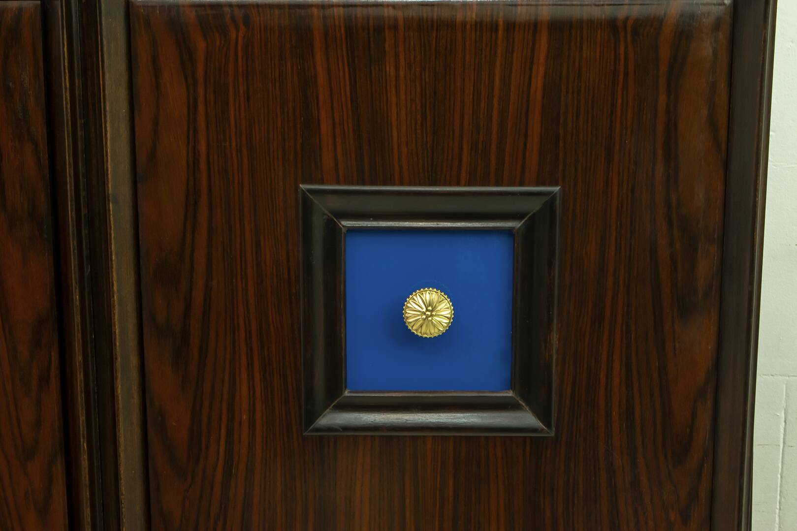 Guglielmo Ulrich Rare Mid-Century Modern Italian Walnut Bar Cabinet, 1940s