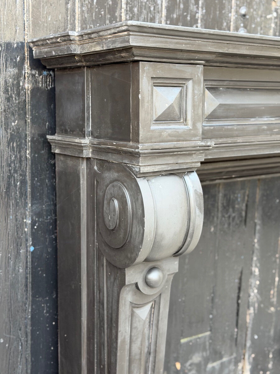 Grande cheminée Napoléon III en marbre noir de Belgique, vers 1880